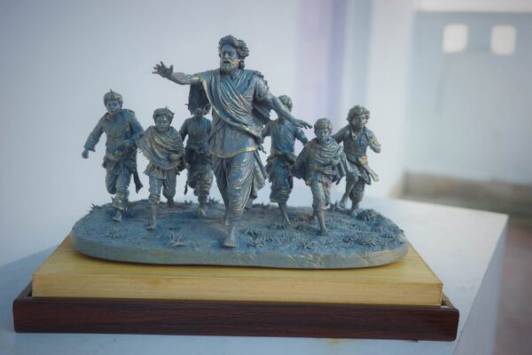 resistance 5 Resistance sculpture inspired by Satyajit Ray's Hirak Rajar Deshe, featuring Udayan Pandit leading the students